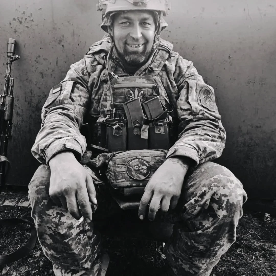 Не стало мого друга. Йобана війна забирає кращих. Тарік. Тарас. Батько, тату майстер, філософ, мисливець. Воїн. Хочеться сказати дуже багато, але ті, хто знав його, і так все розуміють. Нам не вистачатиме тебе, брате. 
Дякую тим, хто доєднався до збо