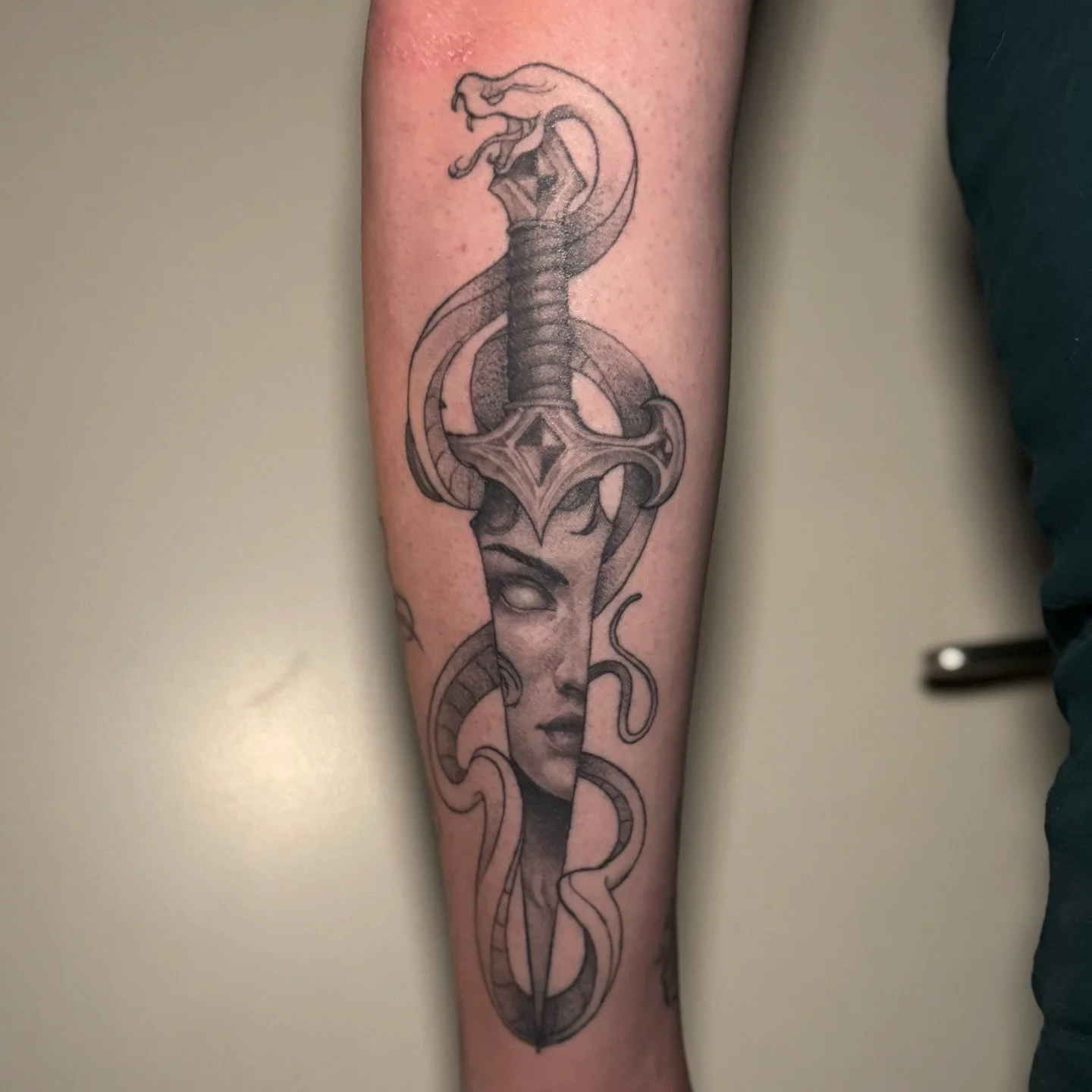 4 months healed✨✨

When a friend asks you to do a dagger inspired by Medusa, you just can&rsquo;t say no! 

I loved creating this piece and combining realism with illustrative elements!

Books open for the Netherlands
Zeist @studio.zuiver dents
Haarl