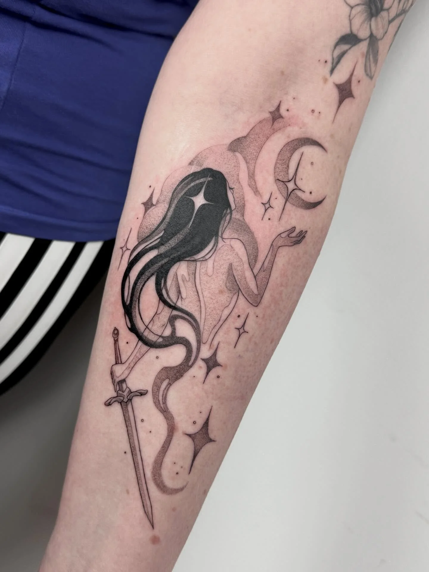 She carries her own light
even in the dark ✧

thank you for the trust Carolien🖤 

#tattooutrecht #Utrechttattoo #tattooshoputrecht #tattooshopzeist #tattooszeist