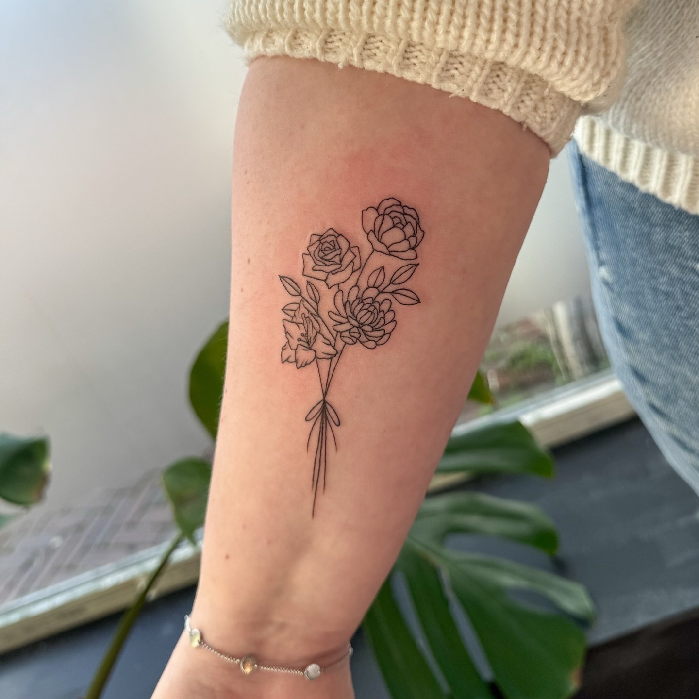 Simple doesn&rsquo;t equal meaningless. 

This little bouquet is filled with birth flowers, and custom designed so that it is one of a kind 🥰

Big or small, I always make sure to take my time with each client to ensure that their tattoo is perfect. 