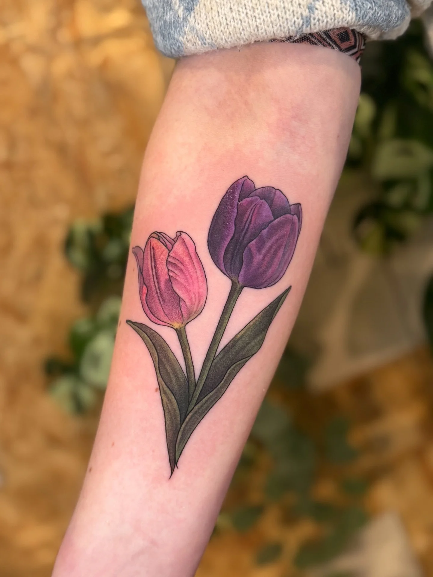 As far as first tattoos go&hellip;

Annemijn wanted a pair of tulips, she had thought about what she wanted for a while and changed her mind from a sunflower 🌻 to these beautiful flowers.

After a short debate on doing color or blackwork, the decisi