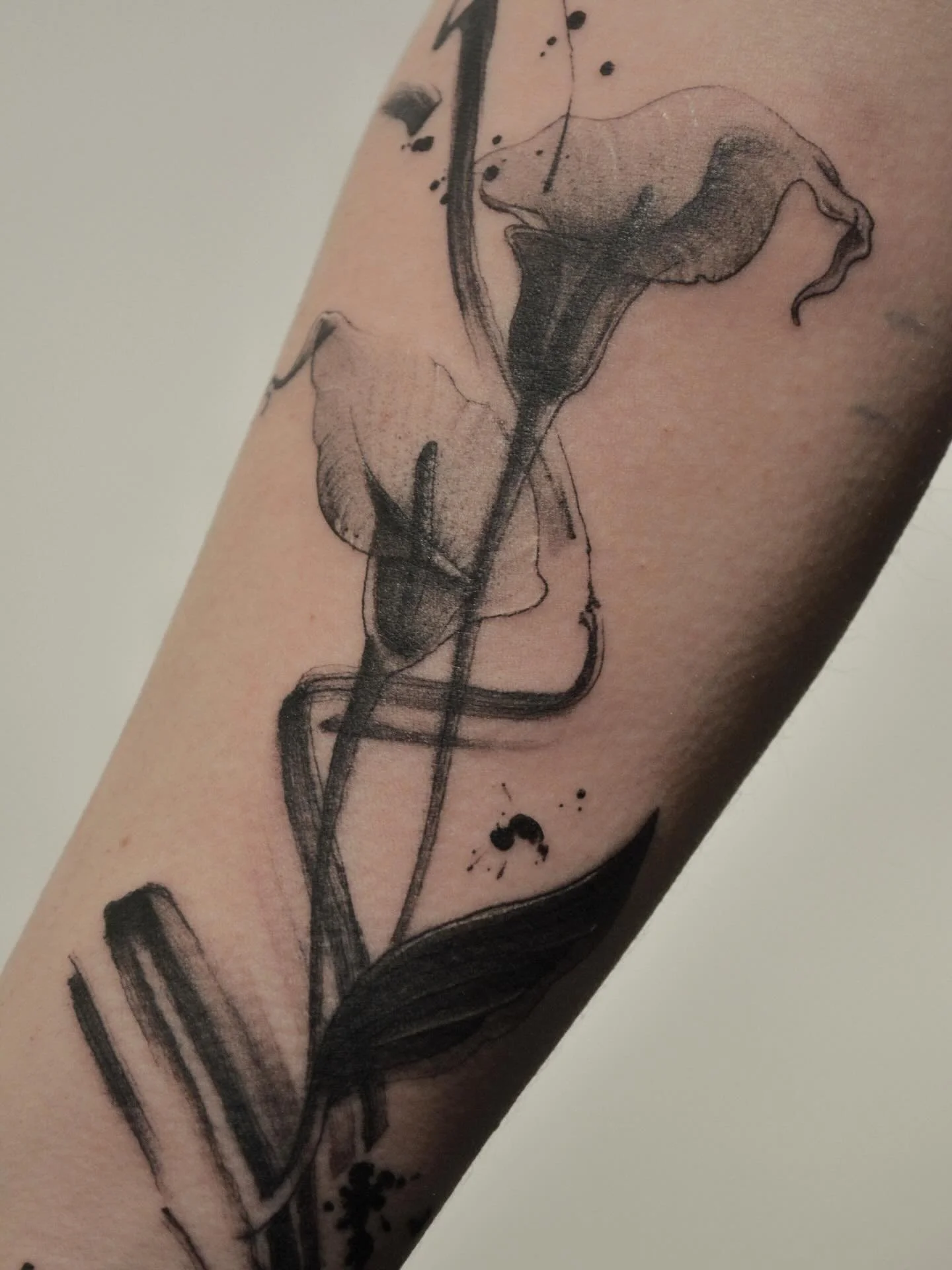 A brush stroke is instant. 
Recreating it with a needle takes hours.

Hours of work behind something that looks effortless.

That&rsquo;s the point.

If you&rsquo;re into this &mdash; DM. I work in Amsterdam and Zeist

#amsterdamtattoo
#tattoozeist
#