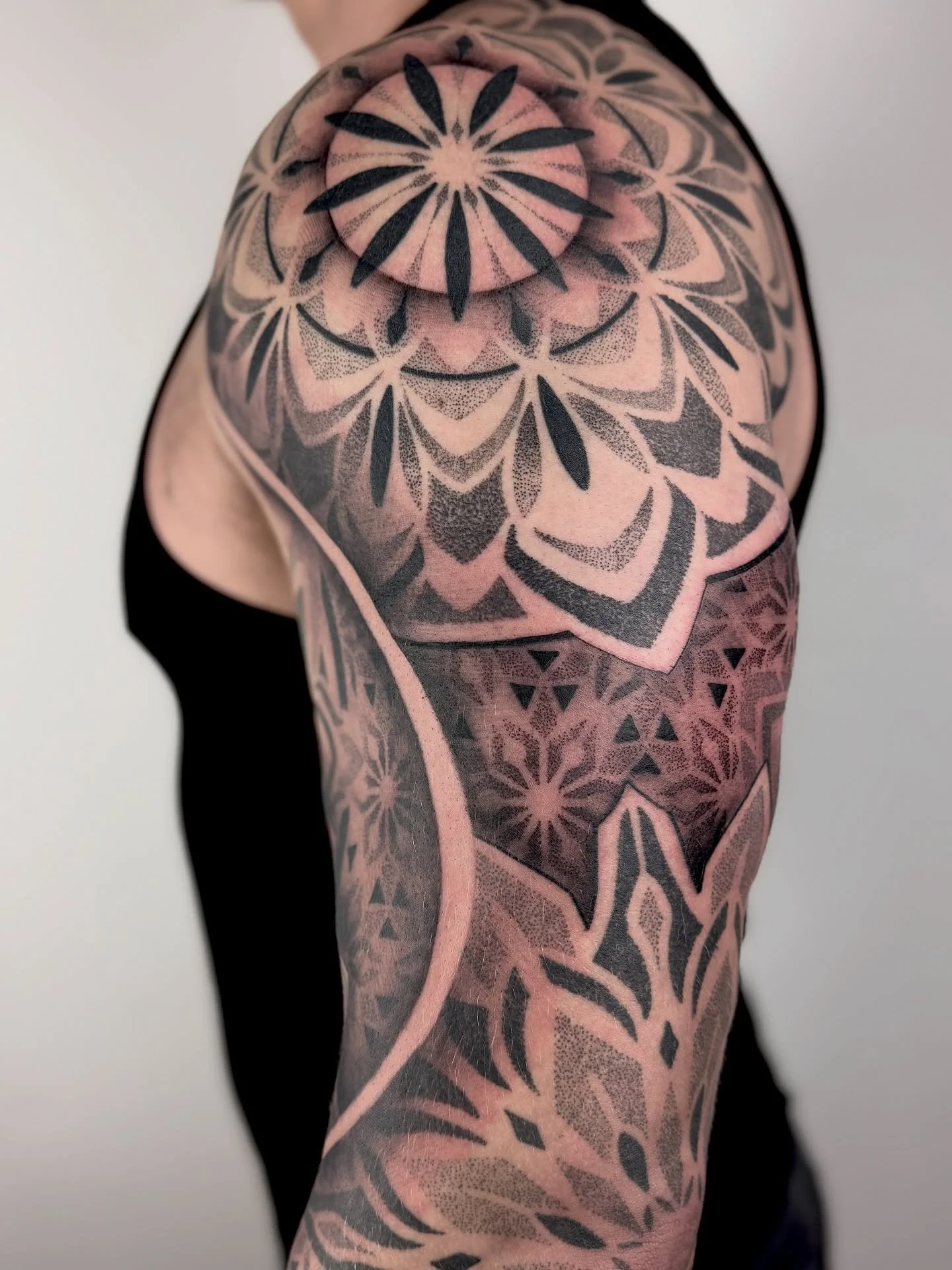 Finished Lucas&rsquo; sleeve!
I used different techniques to fill in the patterns and mandala&rsquo;s like dotwork, whipshading and dotwork with a Roundshader to give it a more textured look which I like. 🌞

#tattooutrecht #utrechttattoostudio #tatt