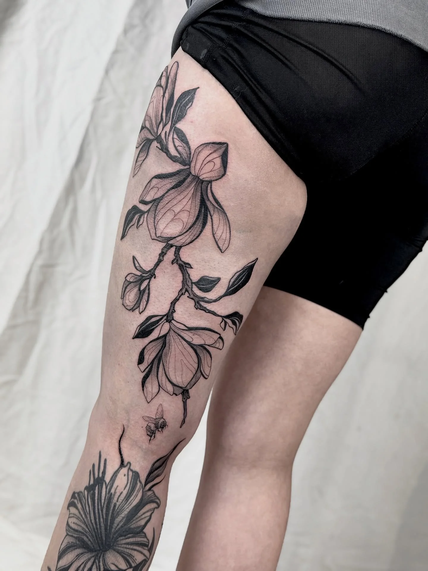 Celina asked me if I wanted to tattoo a magnolia branch above her existing tattoo, and ofcourse I did 🌸 Love doing flowers, always! And we added a cute little bee to it too! 

You did great Celina, all in 1 sitting. back of the leg is not a fun spot