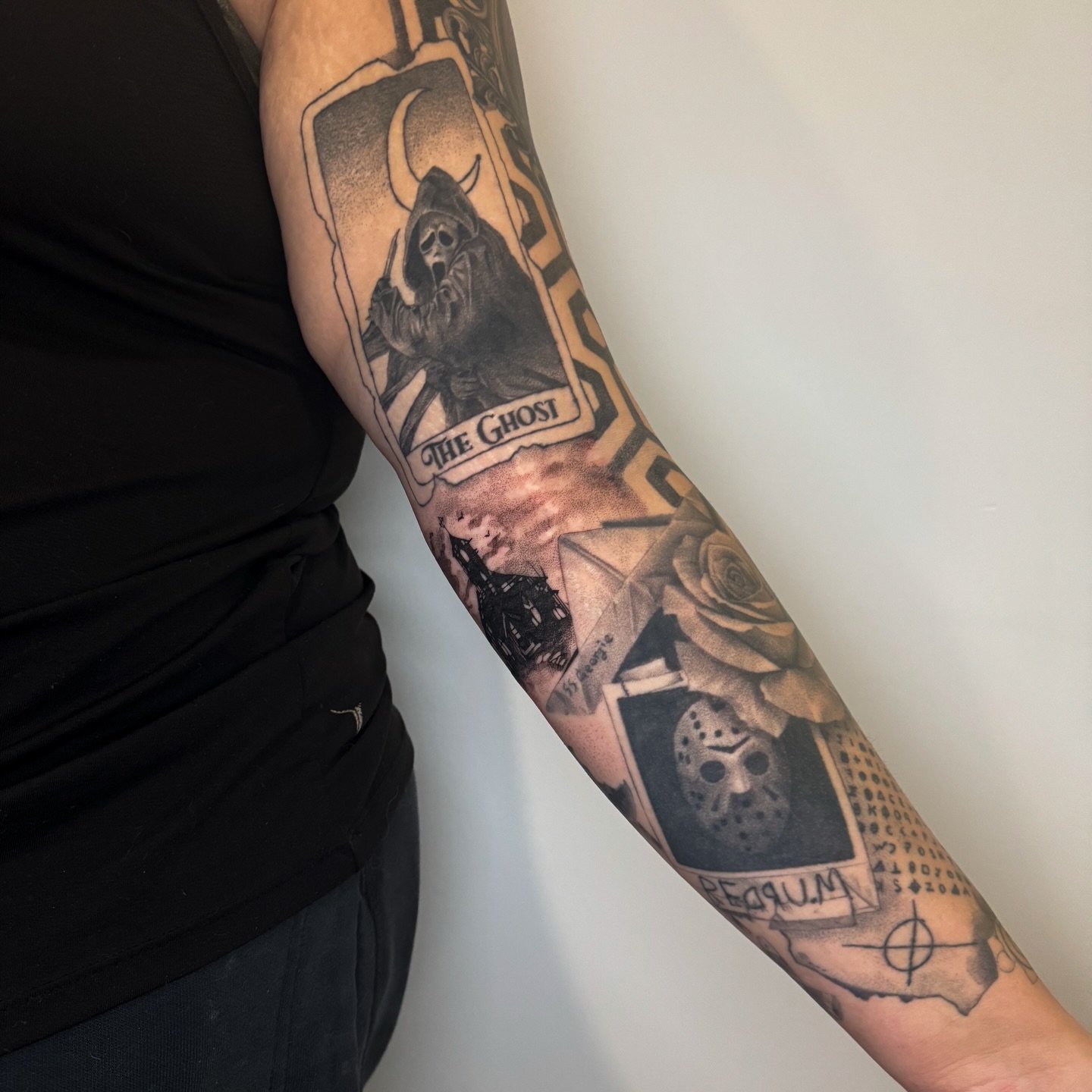How many spooky things do you see in this shot of one of my favorite sleeves?

Casey let me go wild with a list of things she wanted to include in this homage to horror, and I had a lot of fun with each little section of her arm! 

I&rsquo;d love to 
