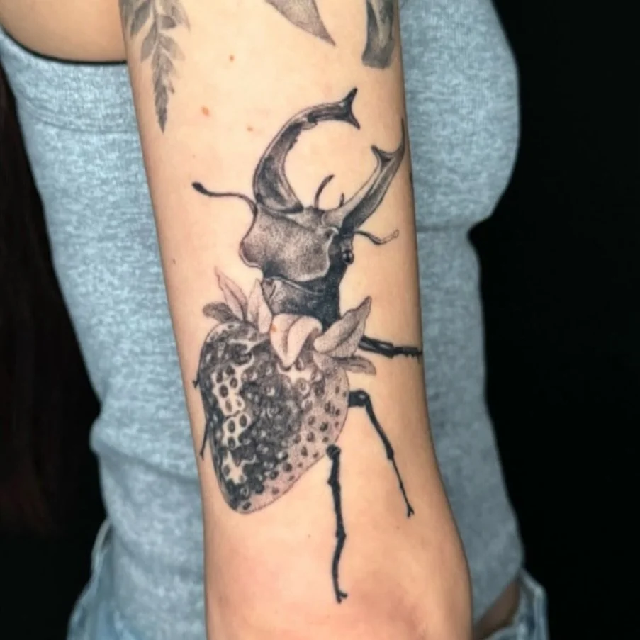 A little surreal strawberry beetle for your enjoyment today! 

This tattoo was so much fun to put together! I would love to do more concepts like this!

What animals/insects do you wanna see combined with fruits/veggies? I think they look so cool in 