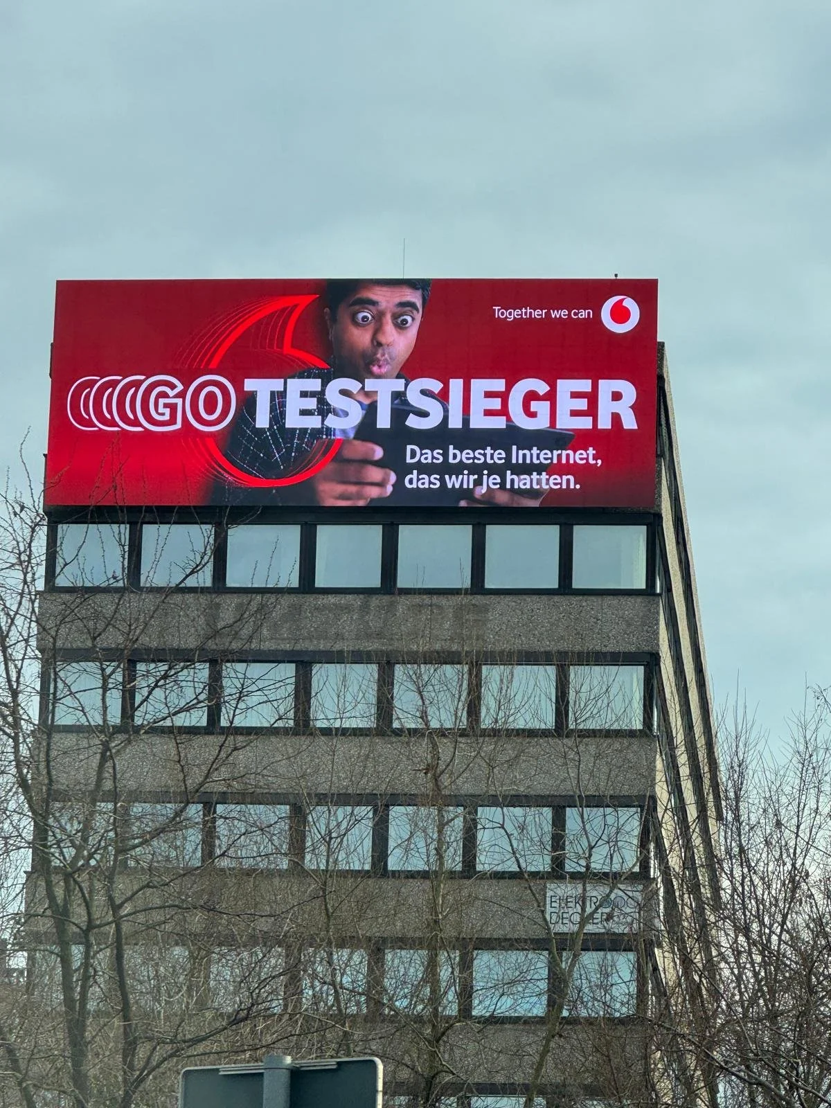 Second view of the D&uuml;sseldorf LED banner installation