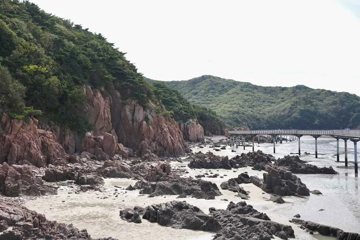 Scenic view of Muuido Marine Trail with the ocean in the background