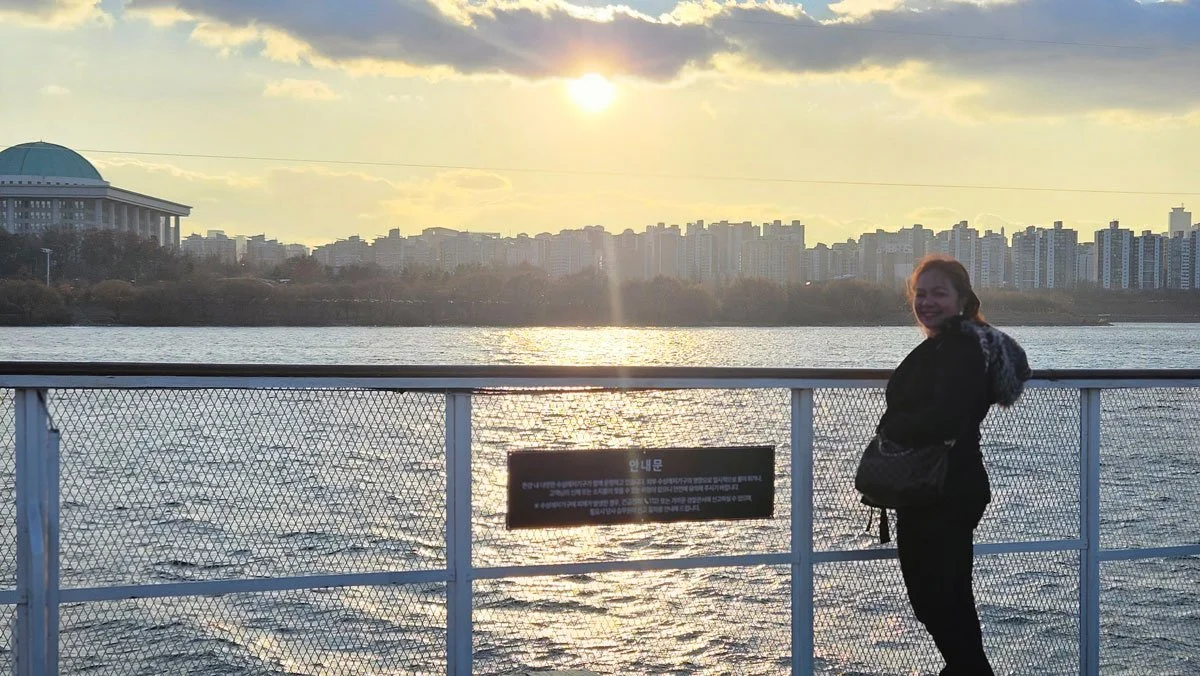 Philippine family private Han River cruise tour in Seoul, South Korea