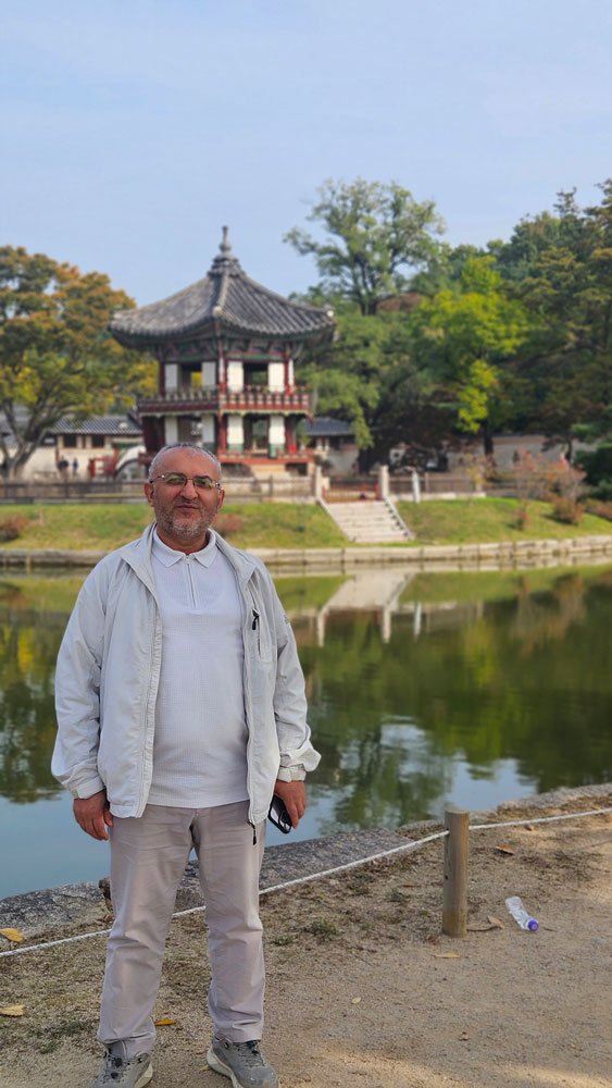 Turkish travelers enjoying a private custom-made tour at Gyeongbokgung Palace, exploring Korea’s royal architecture and historic courtyards.
