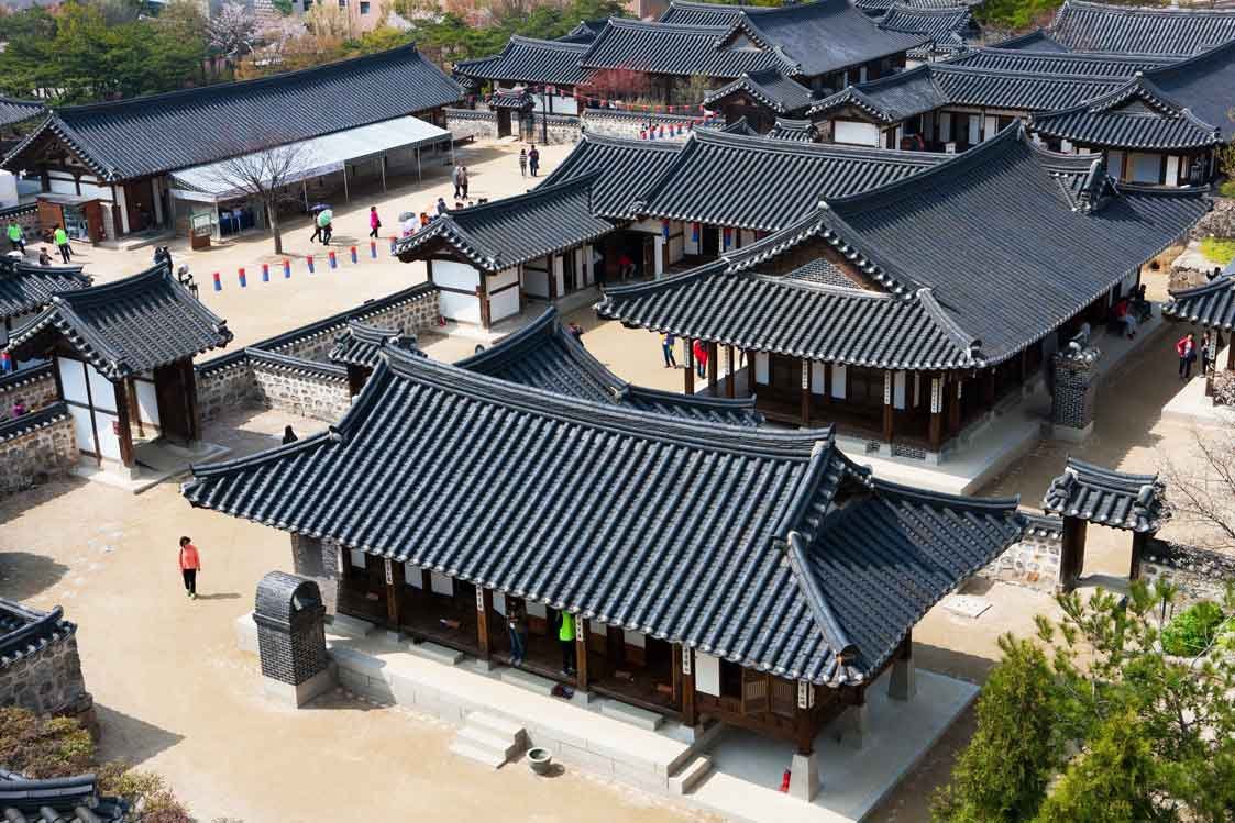 Step back in time and experience traditional Korean culture at Namsangol Hanok Village, a beautiful folk village in the heart of Seoul.