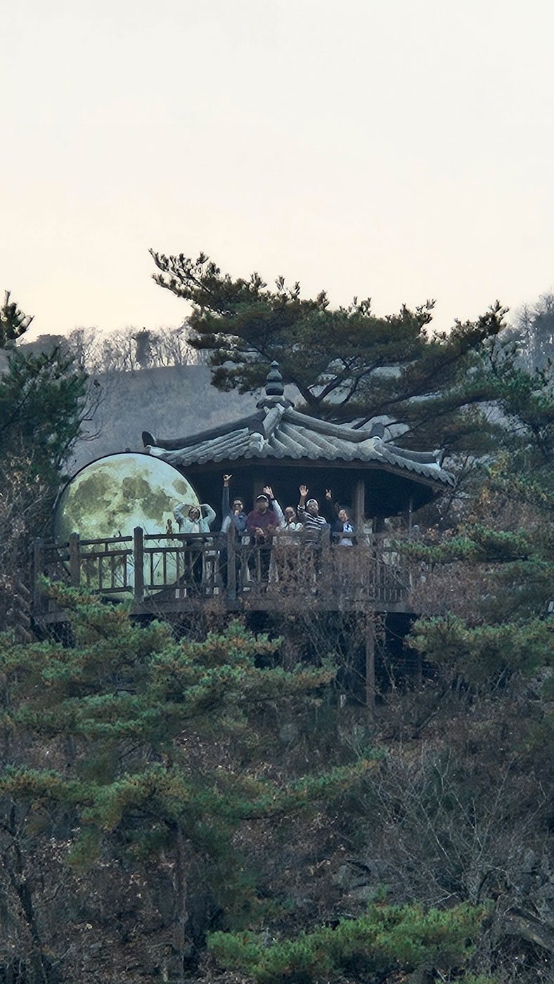 Private tour for Madagascar travelers at Gamaksan Mountain suspension bridge, panoramic view, adventurous and scenic landscape