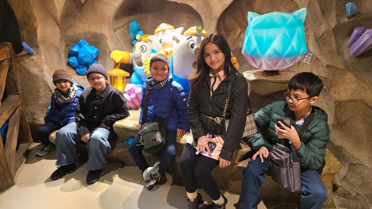 Family fun on a private tour of Lotte World theme park, Seoul