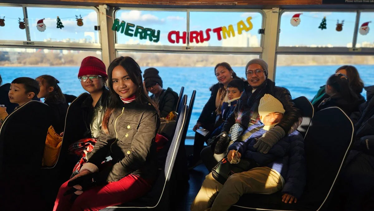 Private family experience on a Han River cruise in Seoul, South Korea