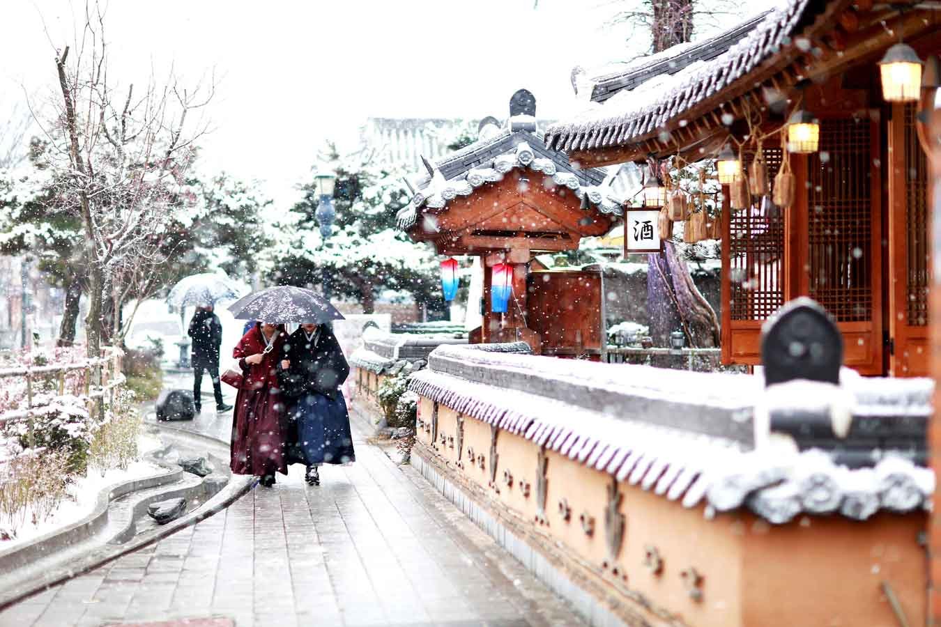 Beautiful wooden architecture in Jeonju Hanok Village