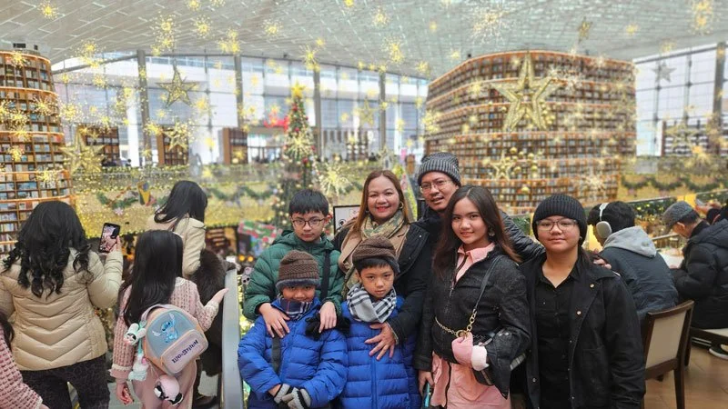 Philippine family enjoying a private tour of Starfield Library in Seoul