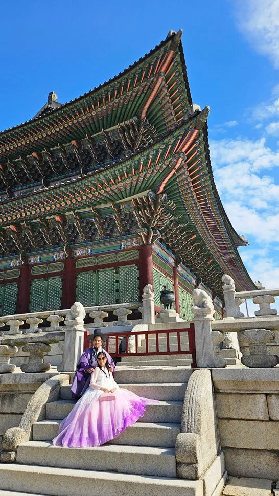 Private guided tour for Filipino tourists enjoying cultural experiences in hanbok at Gyeongbokgung Palace.