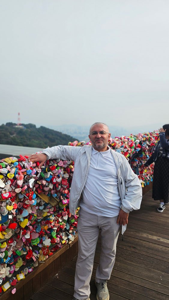 Private Seoul tour for Turkish travelers photographing the skyline from Namsan’s N Seoul Tower.