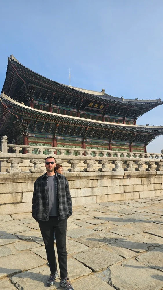 Premium customized Korea tour for Turkish guests visiting iconic palace gates at Gyeongbokgung.