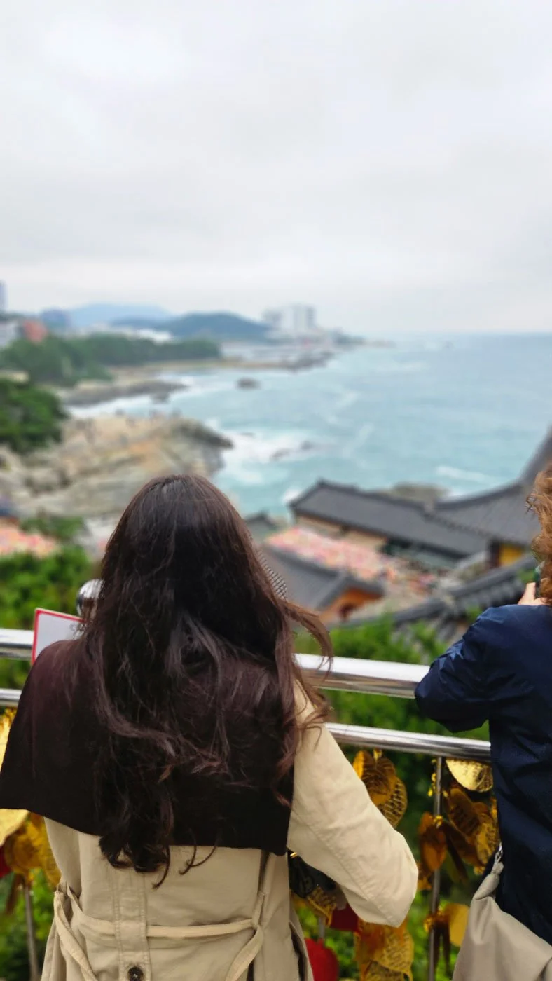 Premium private Korea tour for Spanish guests viewing the dramatic cliffs and coastal scenery at Busan’s Haedong Yonggungsa Temple.