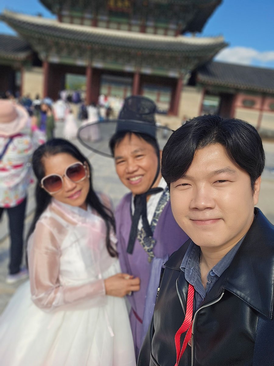 Private tour guests from the Philippines posing in colorful hanbok outfits at Gyeongbokgung Palace.