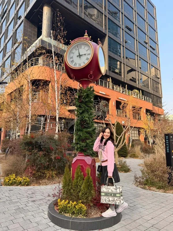 Thailand family visiting trendy Seongsu-dong with a Korean Oppa guide.