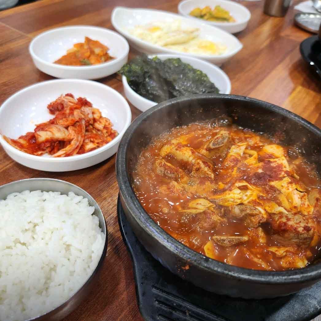 Fans taking pictures at Cha Eun-woo’s top recommended restaurant in Seoul