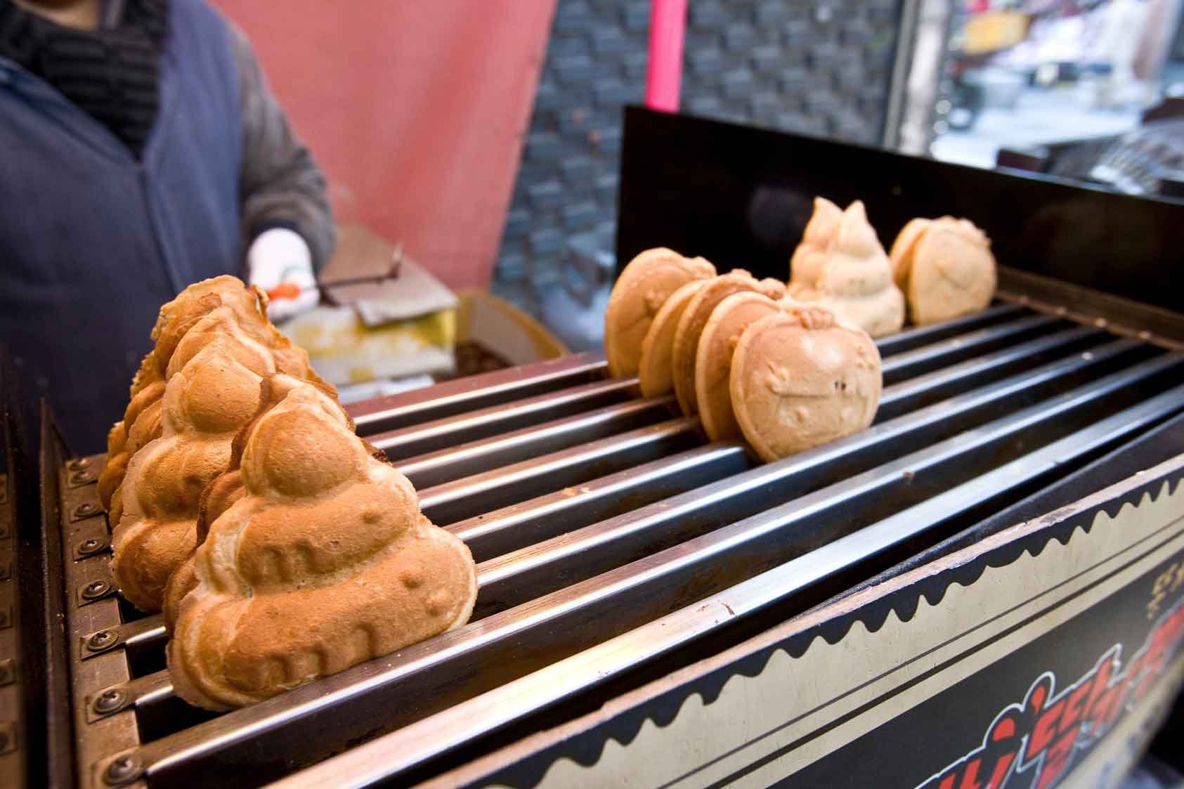 Artisan booths selling unique souvenirs in Insadong