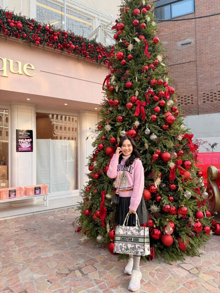 Thailand family experiencing Seongsu-dong with a fun Korean Oppa rental guide.