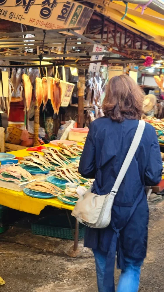 Spanish travelers experiencing a personalized private tour at Busan’s Jagalchi Fish Market, discovering fresh seafood culture and local market life.
