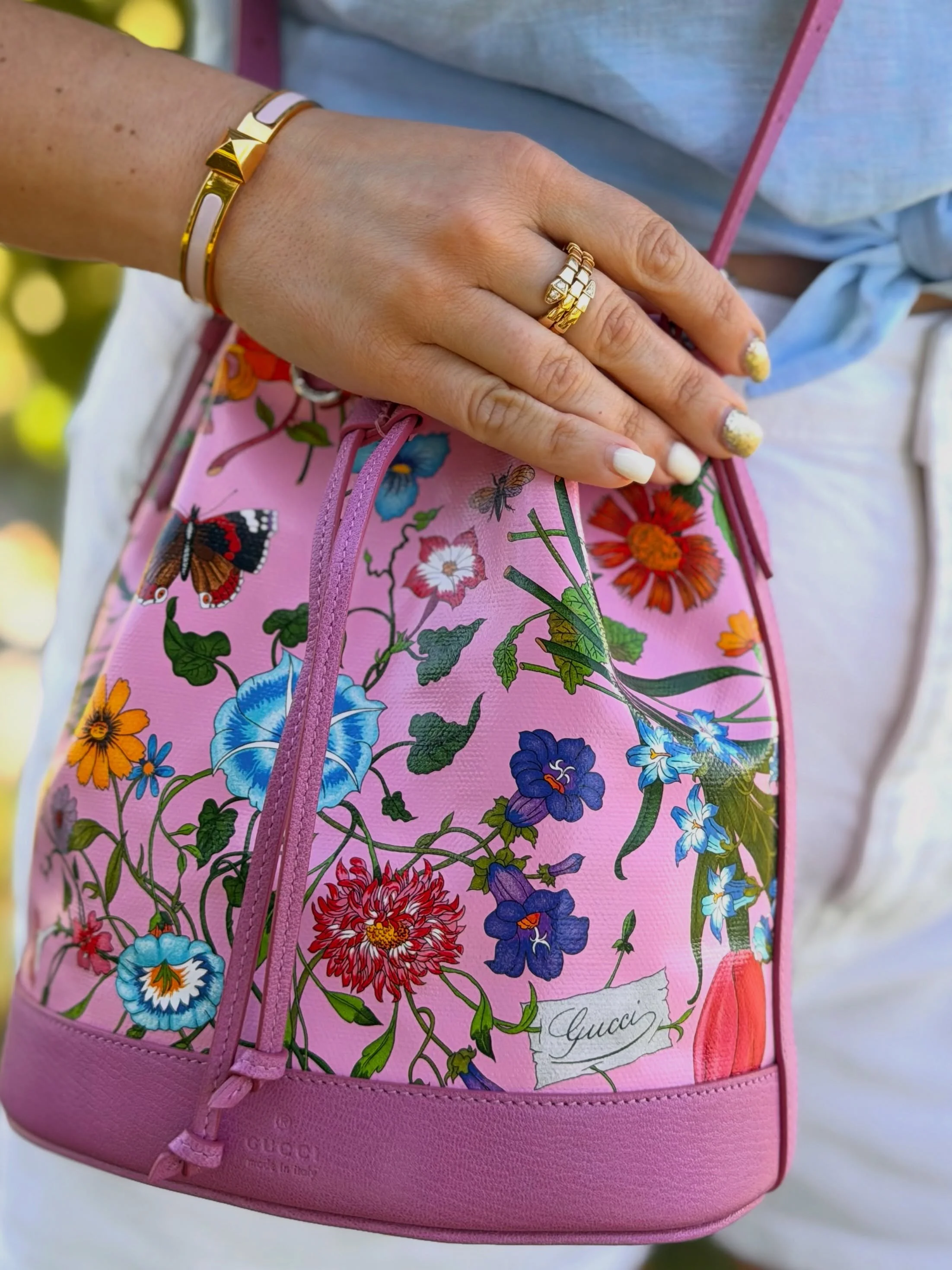 When your whole outfit is inspired by a purse 👛

Playful colors, a whimsical print, and charming little details. Keeping it colorful, light, and oh-so-summery. ☀️✨

#gucci #bucketbag #floral #summerstyle #personalstyle