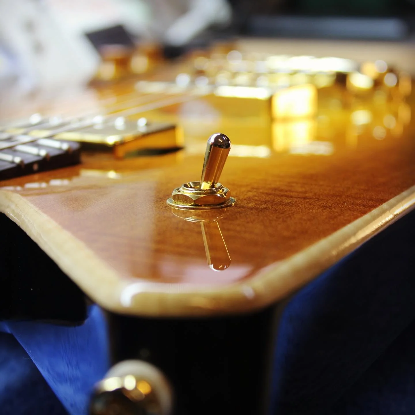 Tiger Eye Burst Terrasonic for Mehmet Cihan!

With a mahogany body and neck topped by a flame maple cap in tiger eye burst, this flat top design captures the spirit of vintage tone while offering a striking modern presence. Faux binding frames the fi