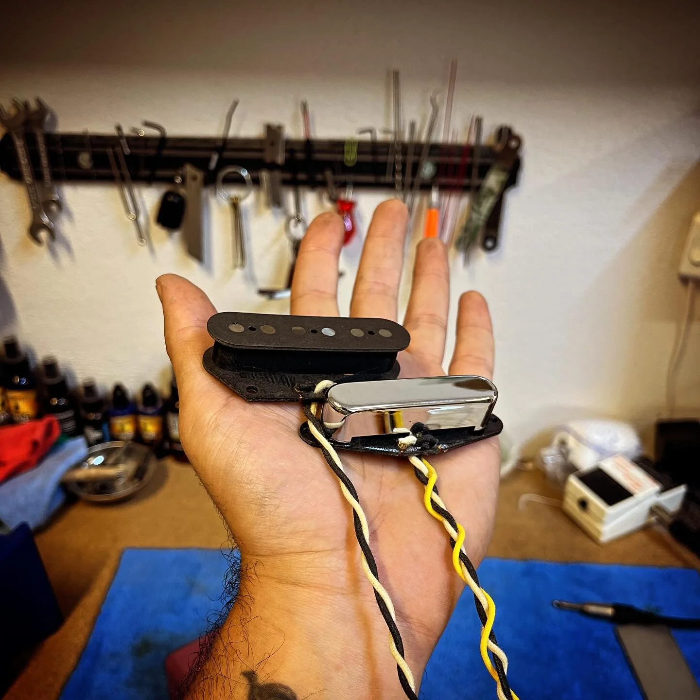 Another Tele set ready to find its home &mdash; this one is for @oznglc with a 4-way wiring for full, series tones alongside the classics.

Experience the difference of a handcrafted original &mdash; available now at earthlyguitars.com￼

#earthlyguit