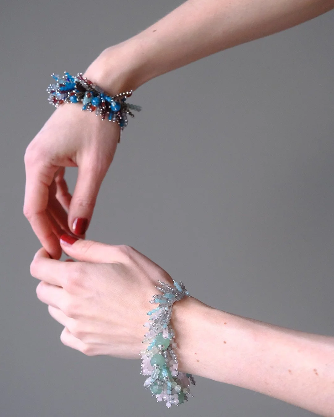 Alle som ser Soft and Electric Fuzz-armb&aring;ndene i virkeligheten, p&aring;peker hvor levende de er! Bilder og videoer viser ikke hele historien. Fasettslipte perler skaper en fantastisk gnist som skinner fra forskjellige vinkler ✨

Soft Fuzz-armb