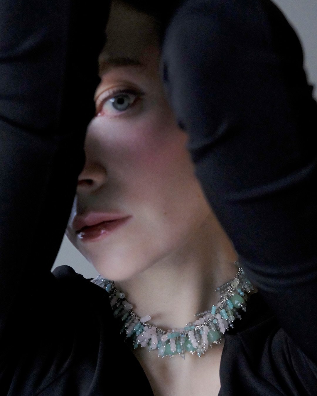 En blomst av naturstein rundt halsen din. Myk og nattlig, den skinner virkelig om kvelden, n&aring;r lysene er rettet mot deg og ditt glitrende halskjede.

Soft Fuzz-kjedet er laget av justerbar kjede i 925 sterlings&oslash;lv. Hundrevis av staveleme