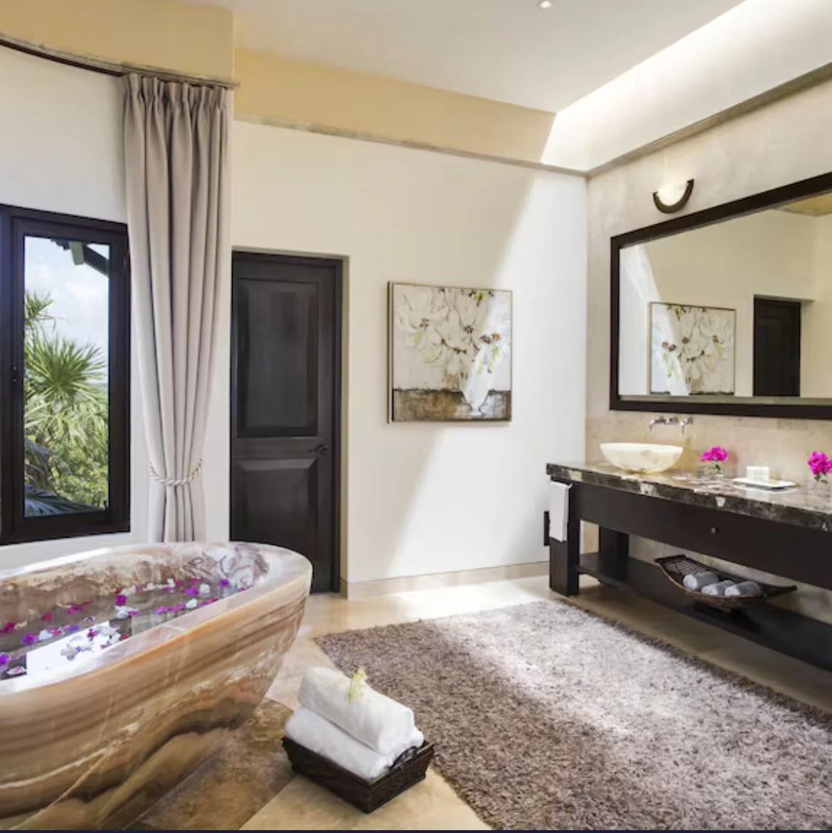 King room 1 en suite bath with soaking tub