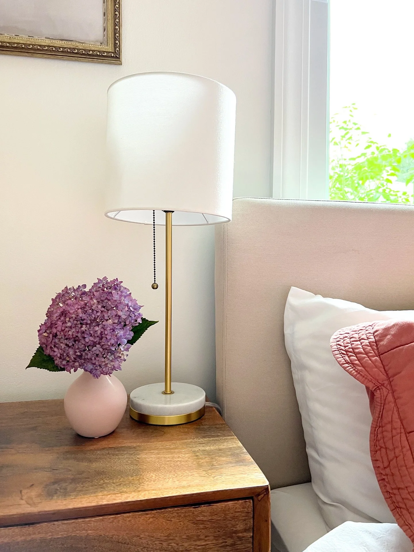 Your bedroom should feel calm, cozy, and easy to keep up with, not like it takes 20 minutes just to make the bed. Here&rsquo;s what you really need:

🛏 Pillows (keep it simple!)
	&bull;	2&ndash;3 standard throw pillows
	&bull;	1 long pillow in front