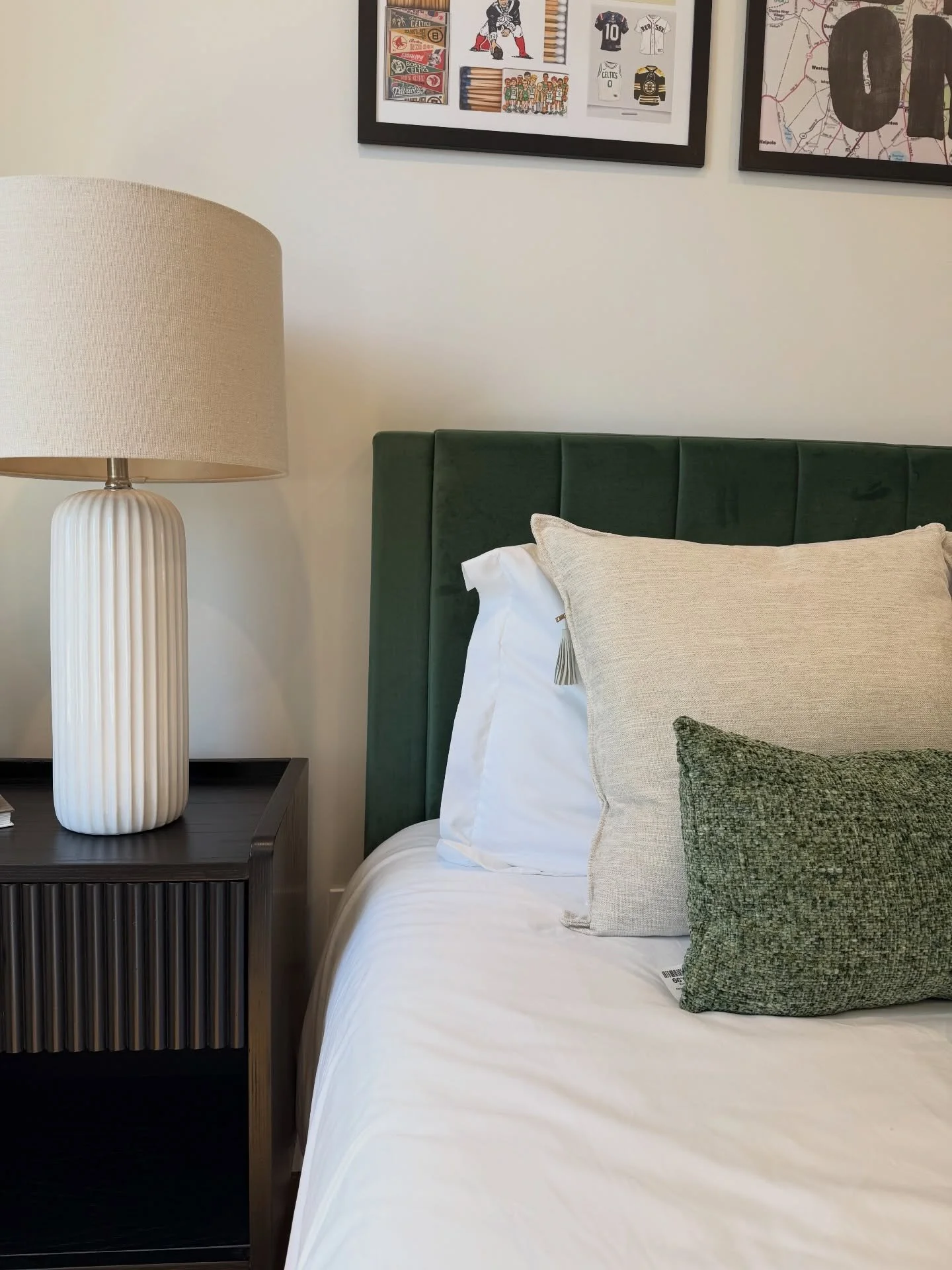 Calm bedroom. We all need this, to come to a cosy place in the evening where you can relax. 

Dm if you need help with your bedroom design!