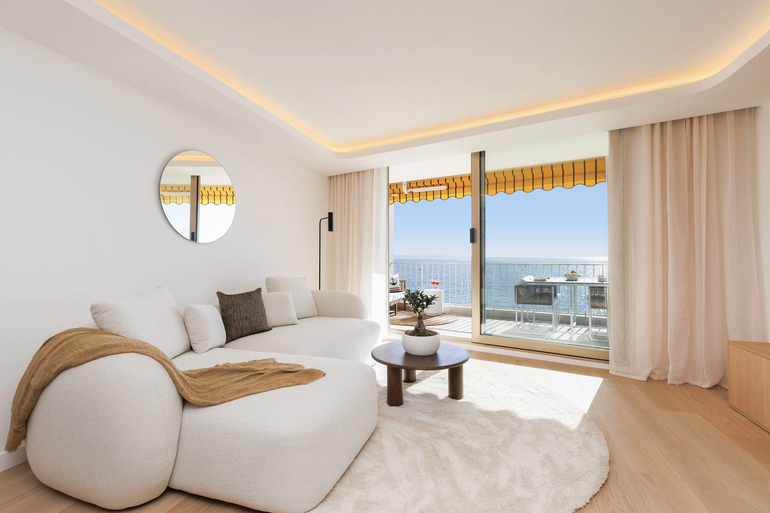 CANNES PALM BEACH - FRONT DE MER - 3 PIÈCES NEUF - PARKING