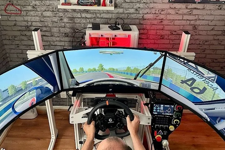 🏁 Quand la simulation devient r&eacute;alit&eacute;&hellip; &agrave; domicile !

Notre derni&egrave;re installation ? Un simulateur avec une configuration haut de gamme livr&eacute; cl&eacute; en main :

✨ Peinture personnalis&eacute;e blanche : un 