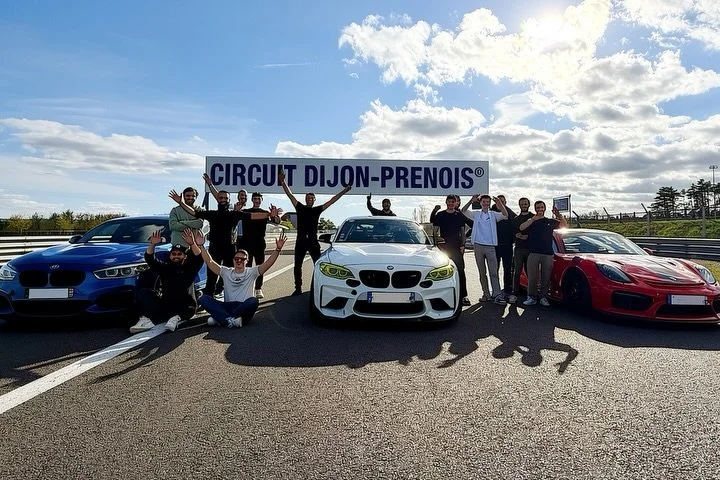 🔥 Track Day x @nsh_racing🔥

Retour sur une journ&eacute;e exceptionnelle au @circuitdijonprenoisofficiel 🏁

En partenariat avec @talon_pointe_experience et @team_lupos, nous avons pos&eacute; nos simulateurs pour une immersion totale dans le monde