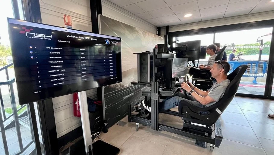 Depuis plusieurs ann&eacute;es, @nsh_racing accompagne @bmwgroup lors de son &eacute;v&eacute;nement annuel avec une animation devenue un v&eacute;ritable temps fort.

Au c&oelig;ur de l&rsquo;exp&eacute;rience : deux simulateurs de pilotage, statiqu