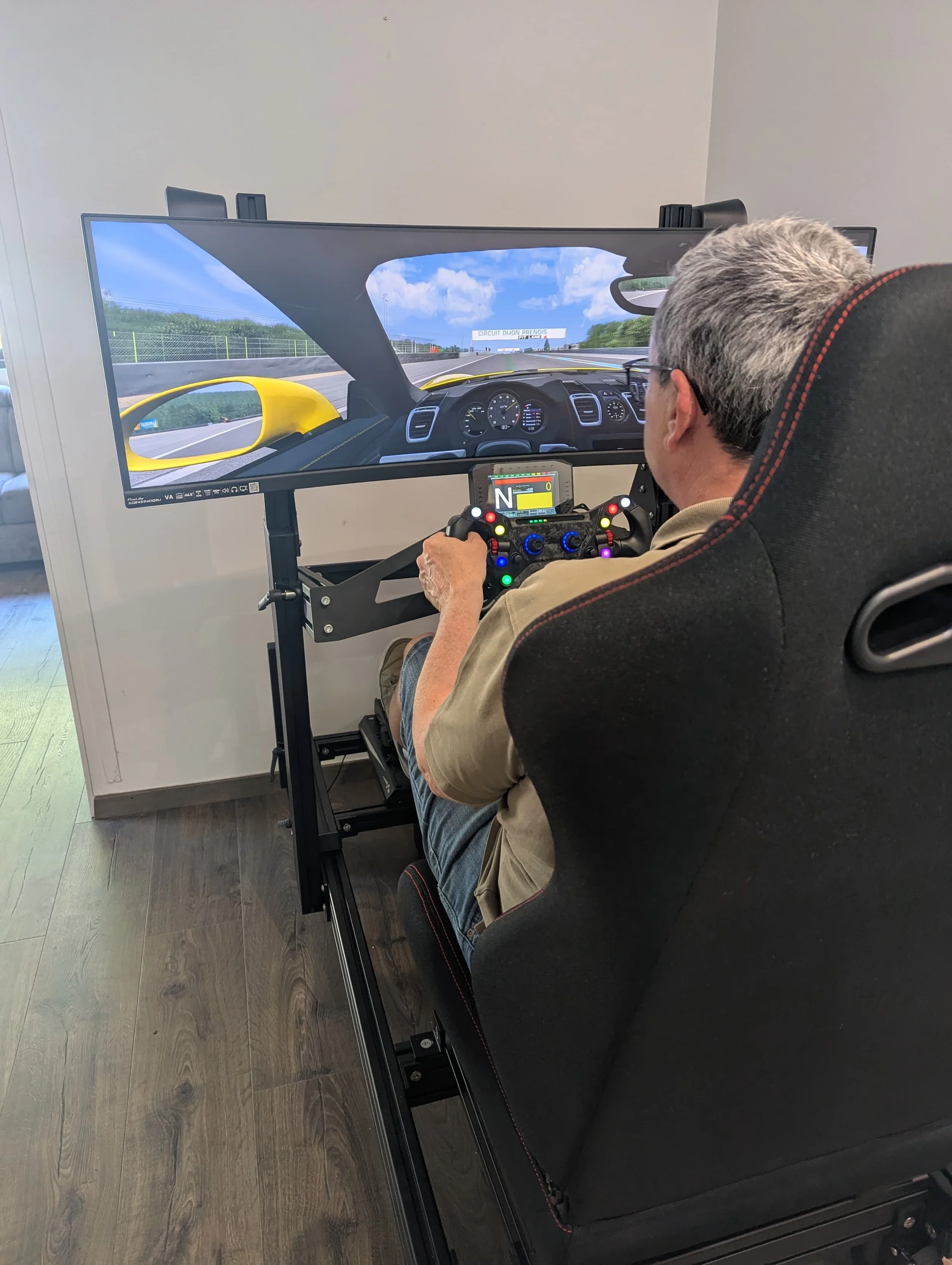 🏎️✨ Nouvelle installation r&eacute;alis&eacute;e chez un passionn&eacute; d&rsquo;automobile !

Un simulateur de pilotage sur mesure pour transformer son espace en v&eacute;ritable cockpit immersif. Position de conduite r&eacute;aliste, sensations a