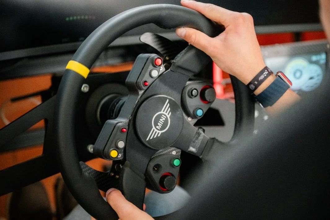 🏎&zwj; Un simulateur qui refl&egrave;te votre identit&eacute; !

Chaque marque, chaque &eacute;v&eacute;nement et chaque projet m&eacute;rite une exp&eacute;rience unique. C&rsquo;est pourquoi nos simulateurs peuvent &ecirc;tre enti&egrave;rement pe