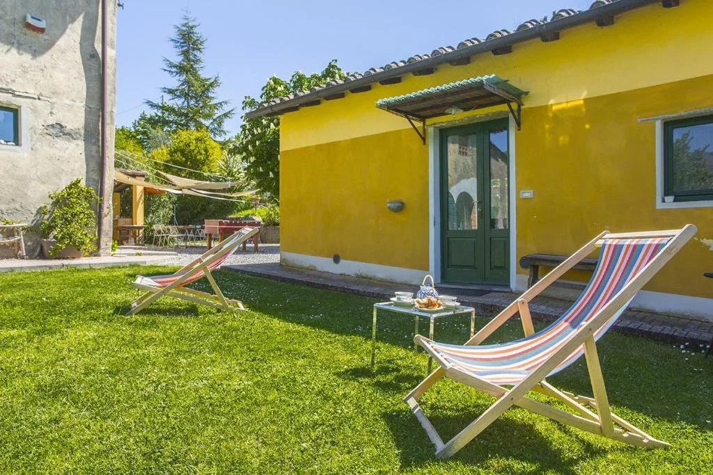 🌿 Escape to Simplicity at Mezzadria 

Discover the charm of countryside living in our cozy tiny house rental. Nestled in a peaceful garden with comfy deck chairs and a sunny patio, it&rsquo;s the perfect spot to unwind, sip tea, and soak in the tran
