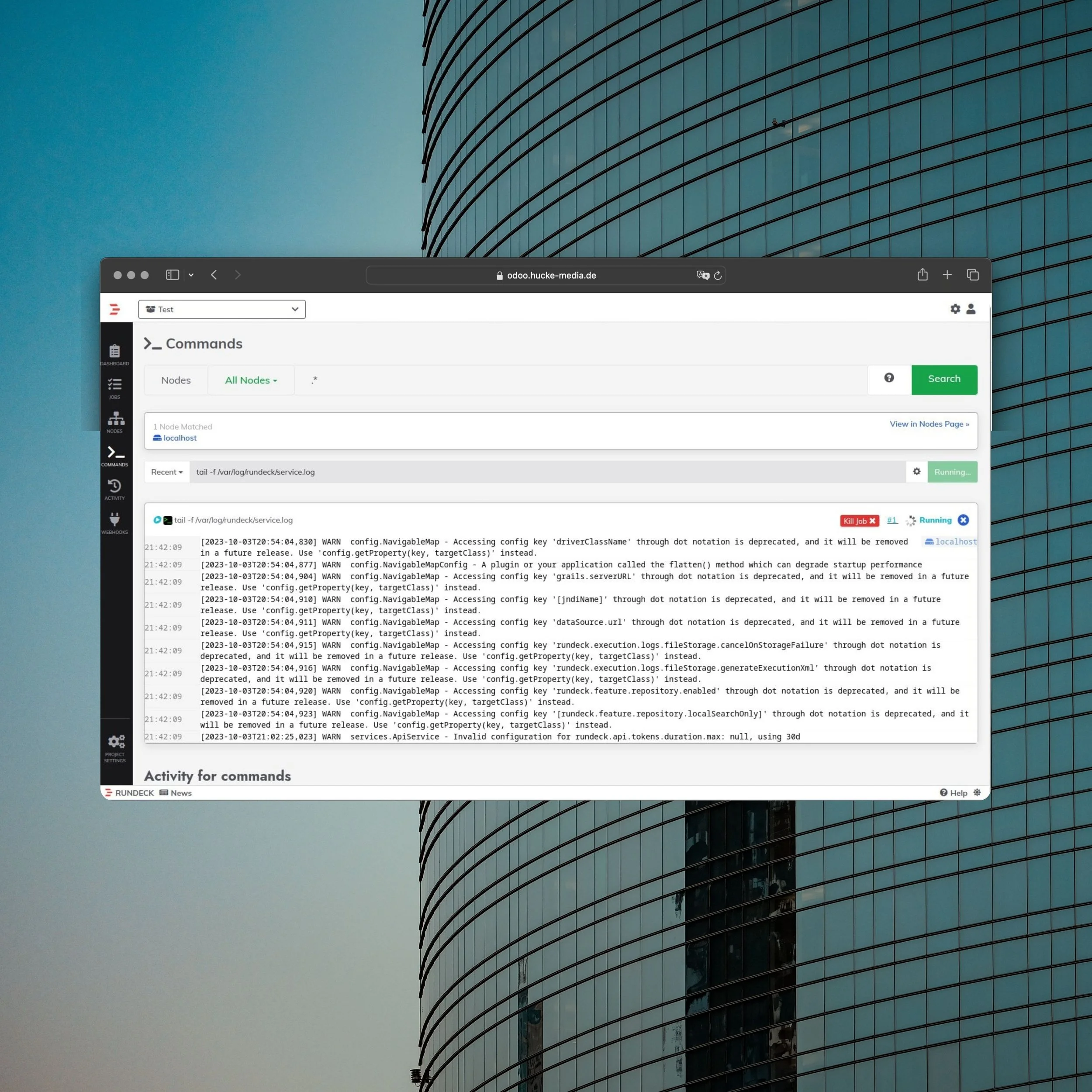 Screenshot von Rundeck mit Befehlen und Protokollen, offen vor einem modernen Glasgebäude im Hintergrund.