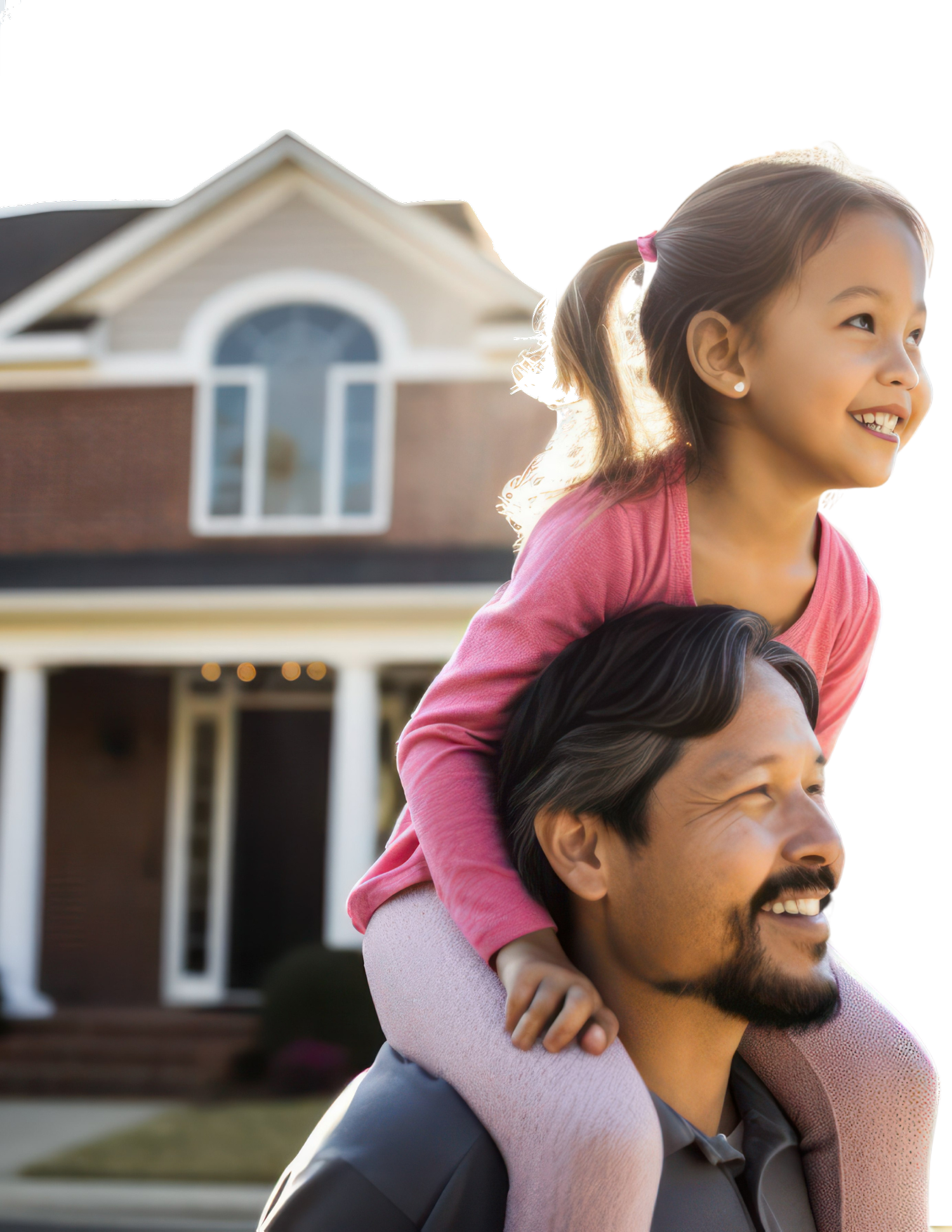 Un padre sonriente carga a su hija sobre los hombros frente a su casa