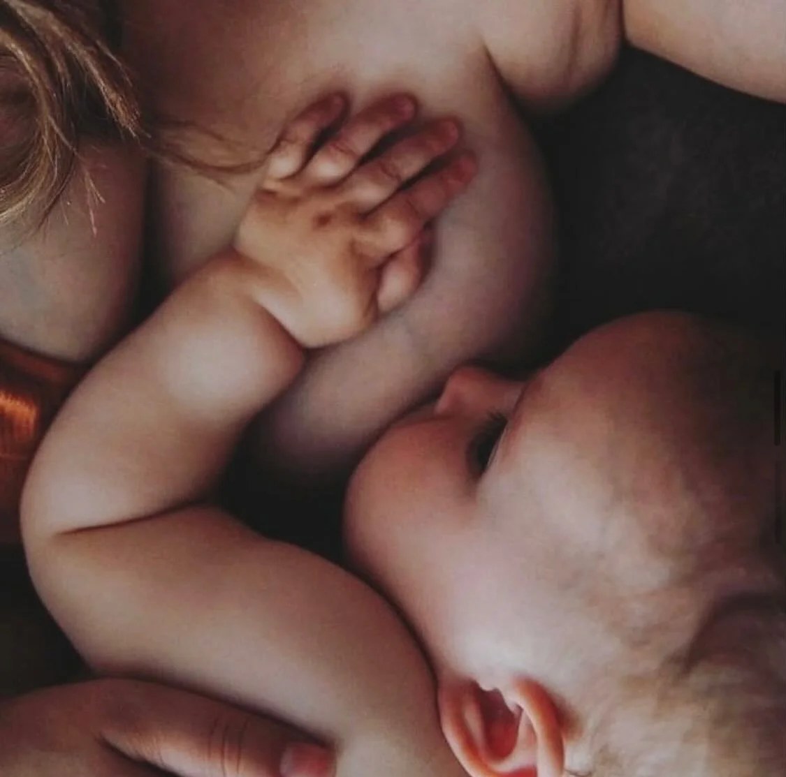 Visste du detta om br&ouml;stmj&ouml;lk &amp; s&ouml;mn? 

Melatonin som &auml;r kroppens naturliga s&ouml;mnhormon finns ocks&aring; i br&ouml;stmj&ouml;lk! 💫

Nyf&ouml;dda har ingen dygnsrytm, men br&ouml;stmj&ouml;lken hj&auml;lper barnet att hit
