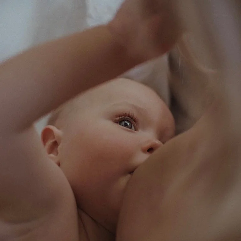 Stanna upp. Ta tre andetag och notera vad du har f&ouml;r tankar om din amning just nu.
&Auml;r det tankar som gynnar amningen eller f&ouml;rsv&aring;rar den kanske till och med amningen? Tankar &auml;r inte sanningar kom ih&aring;g det❤️

Foto @meli