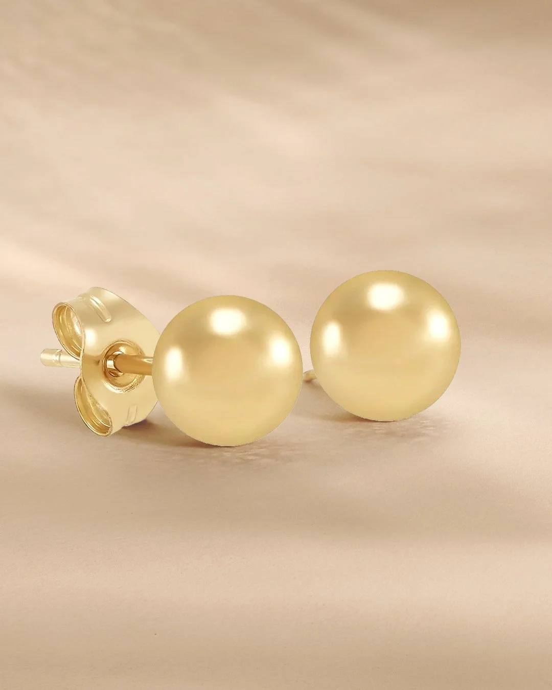 Golden, polished, and ready for anything. ✨

A pair of gold earrings and a classic chain are the kind of pieces that do more than complete a look, they make it feel intentional. Easy to wear, effortless to style, and always in season.

Because some e